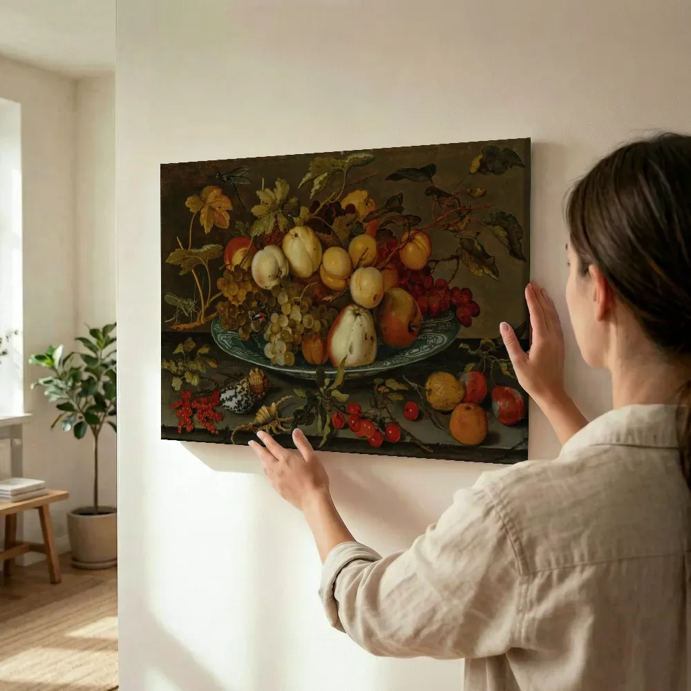 Sfeerimpressie: Druiven, perziken, appels en pruimen in een wanli-schaal van Balthasar van der Ast terwijl het wordt opgehangen