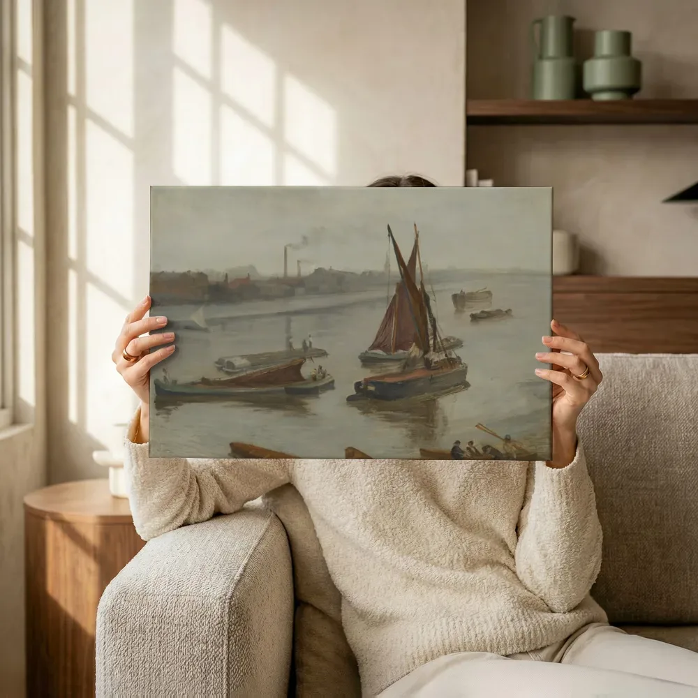 Sfeerimpressie: Grijs en zilver, Old Battersea Reach van James McNeill Whistler terwijl het omhoog wordt gehouden
