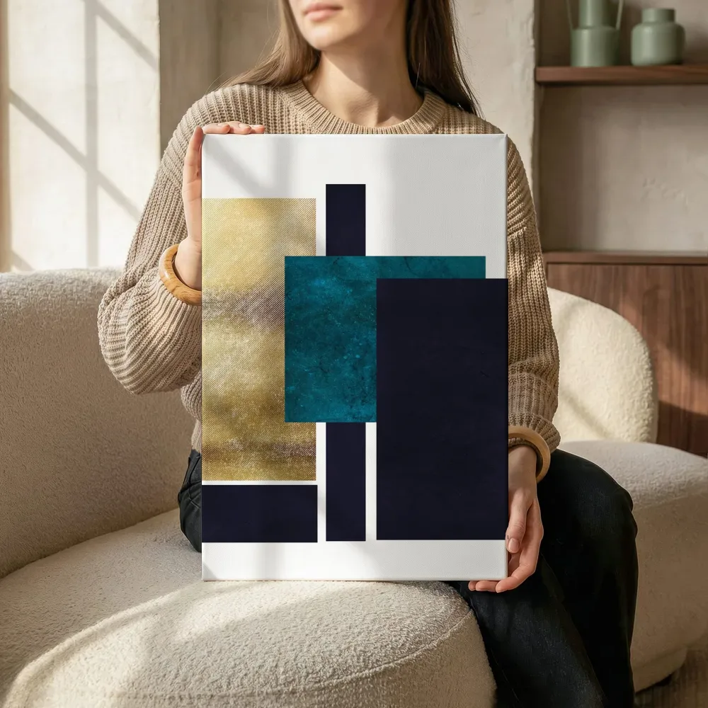 Sfeerimpressie: Grid collage met gouden, teal en marineblauwe panelen terwijl het zittend wordt getoond