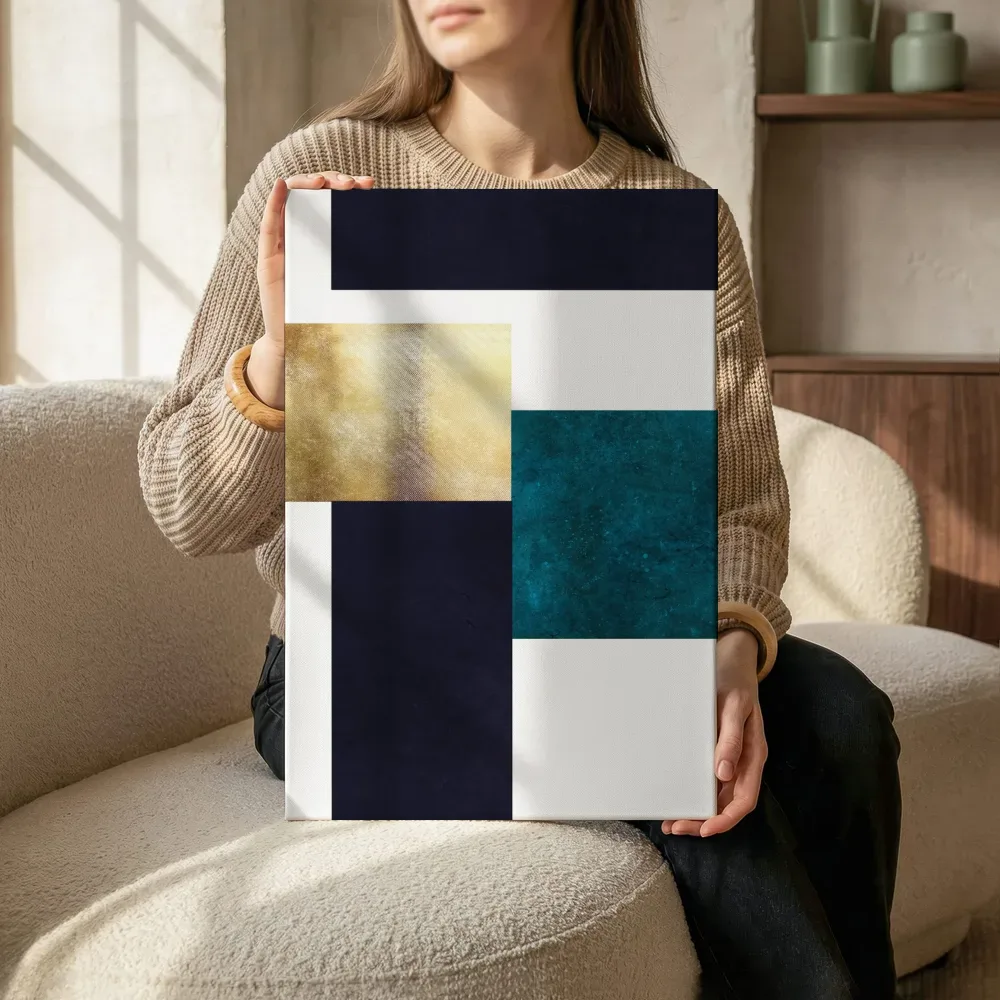 Sfeerimpressie: Grid collage in marineblauw, goud en teal terwijl het zittend wordt getoond