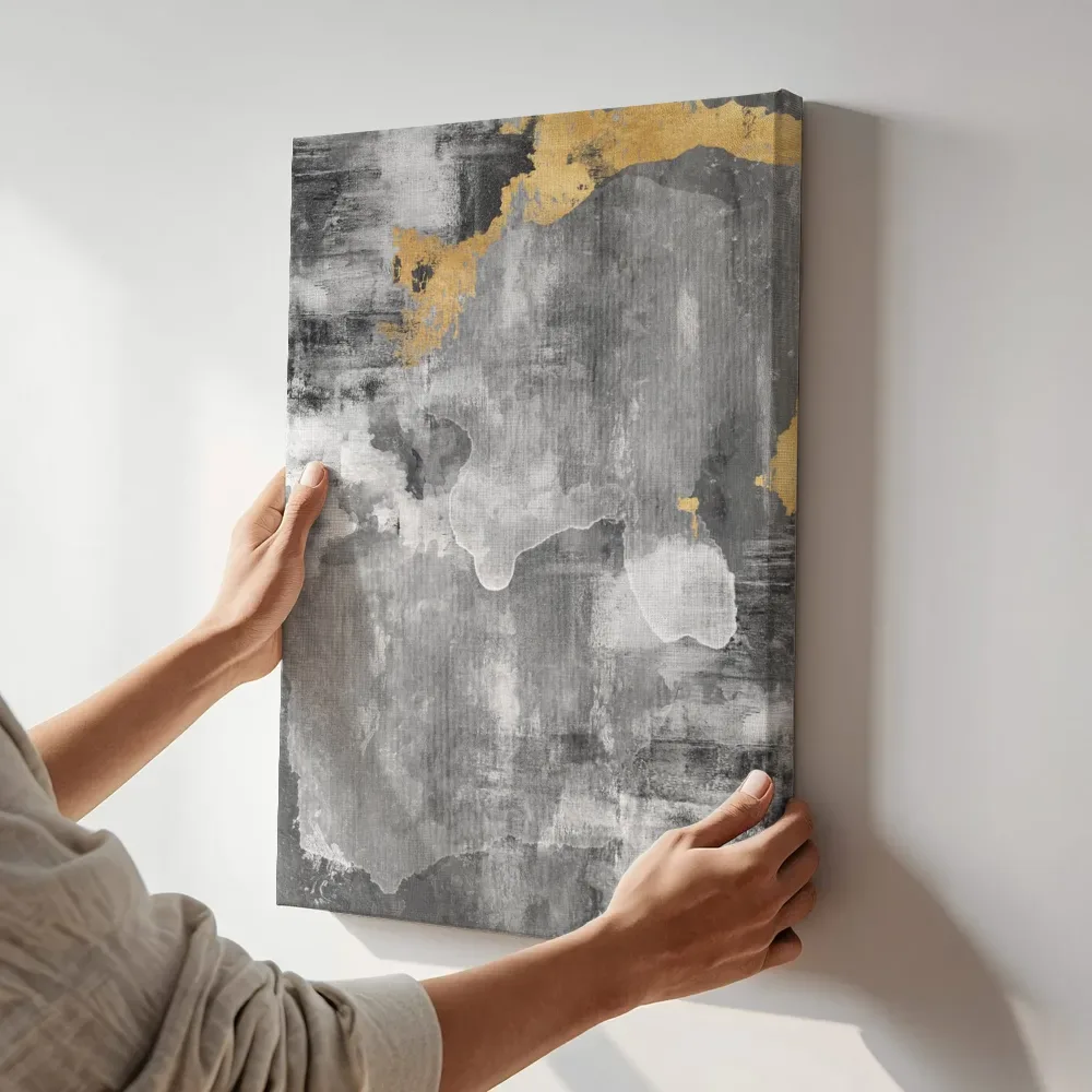 Sfeerimpressie: Grijs expressionistisch met gouden accenten terwijl het aan de muur wordt gehangen