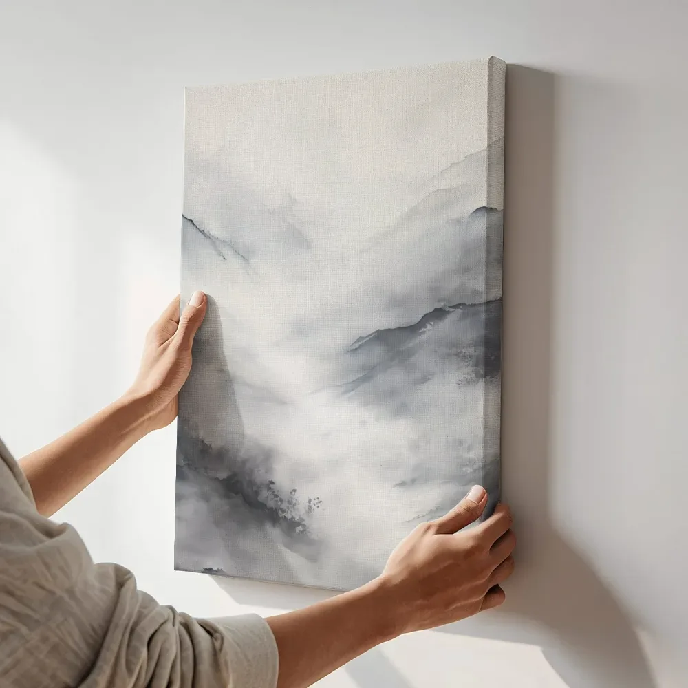 Sfeerimpressie: Grijze bergmassa in mist terwijl het aan de muur wordt gehangen