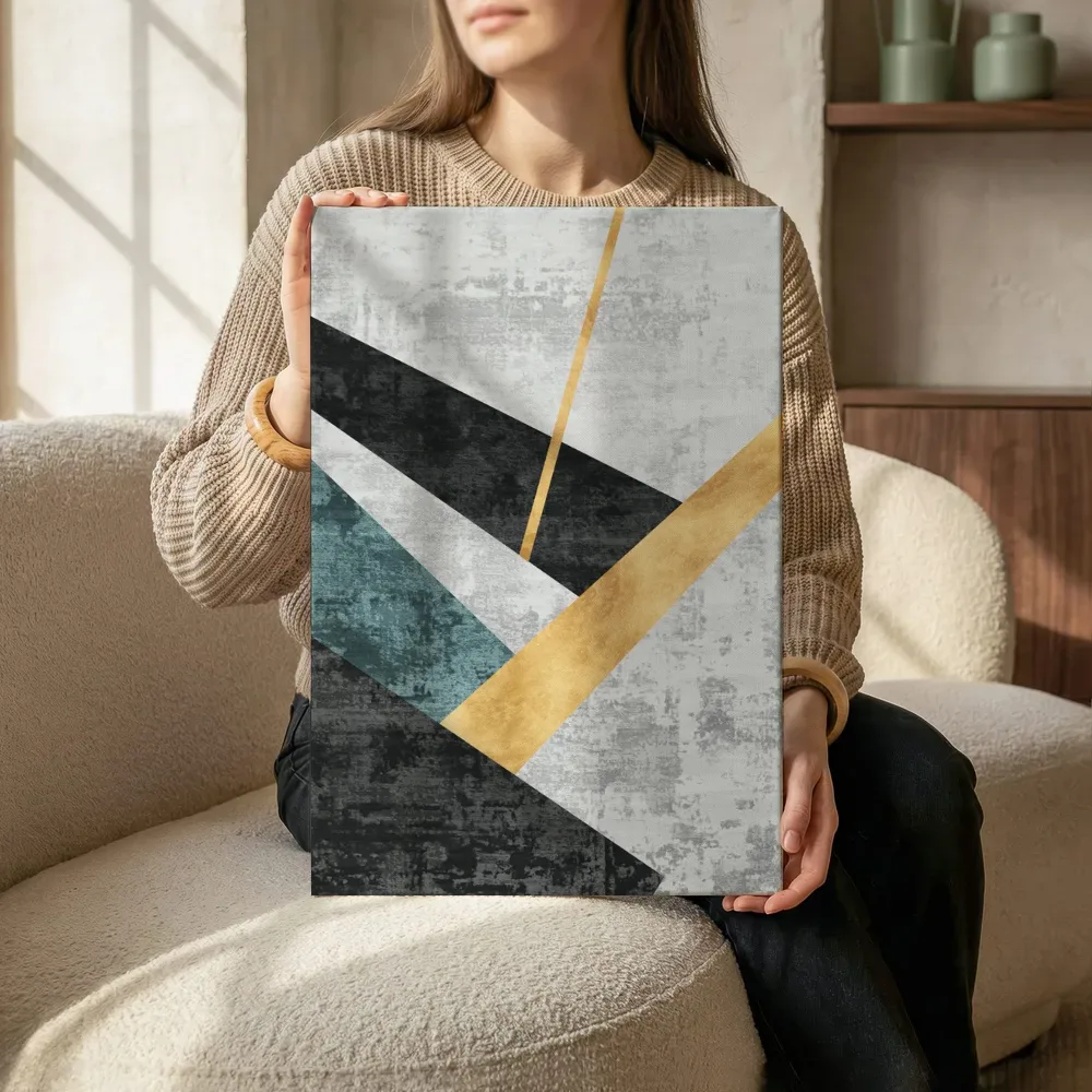Sfeerimpressie: Grijze chevron vormen met teal en goud terwijl het zittend wordt getoond