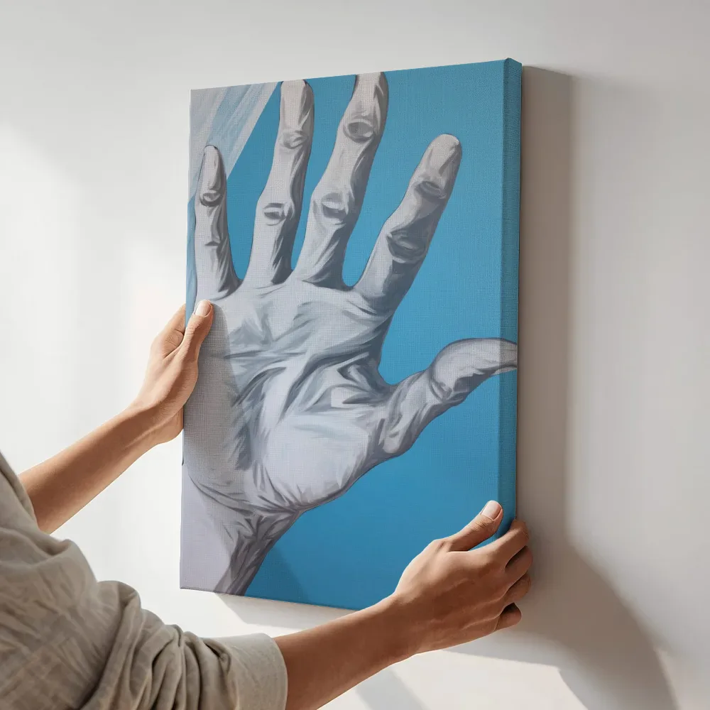 Sfeerimpressie: Grijze hand op fel blauw terwijl het zittend wordt getoond
