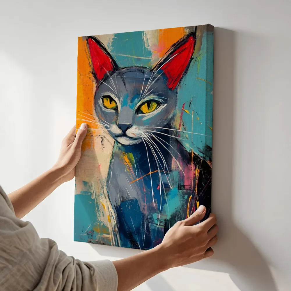 Sfeerimpressie: Grijze kat met rode oren terwijl het aan de muur wordt gehangen