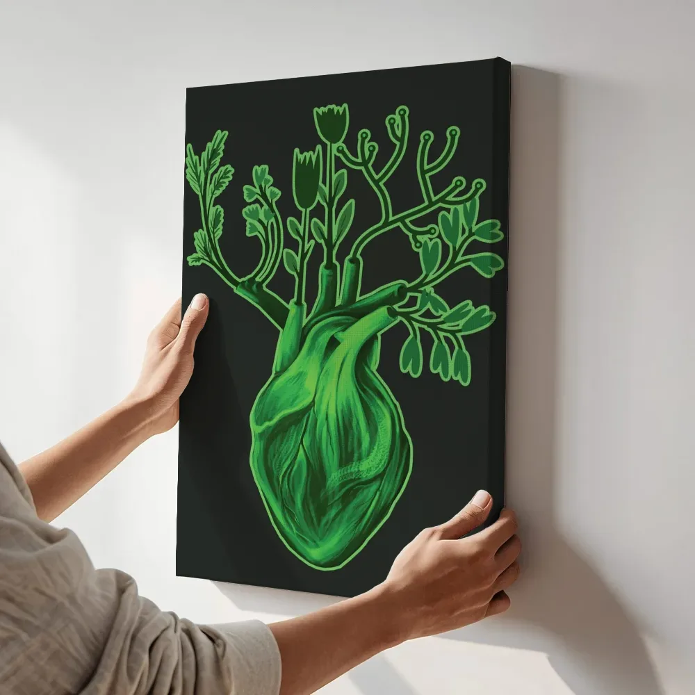 Sfeerimpressie: Groen hart met bloeiende planten terwijl het aan de muur wordt gehangen