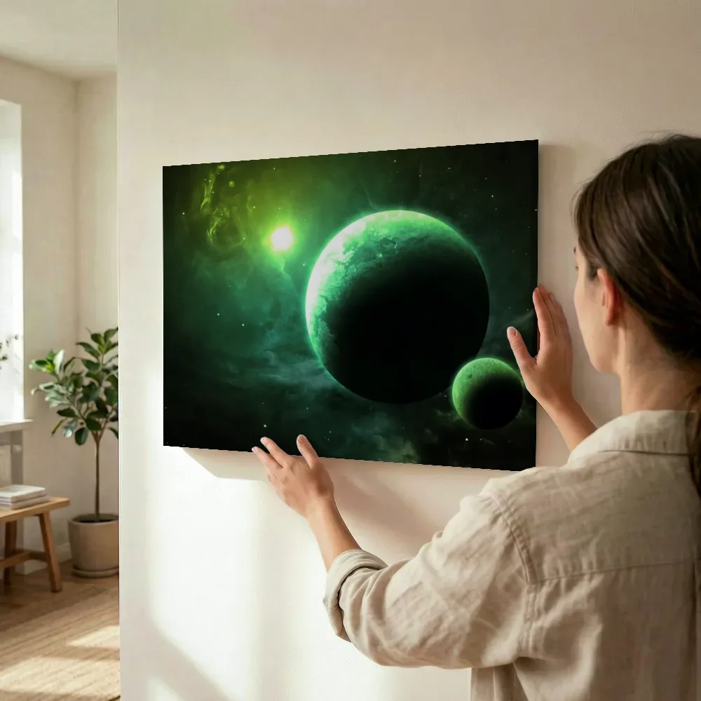 Sfeerimpressie: Groene planeet in de nevel terwijl het wordt opgehangen