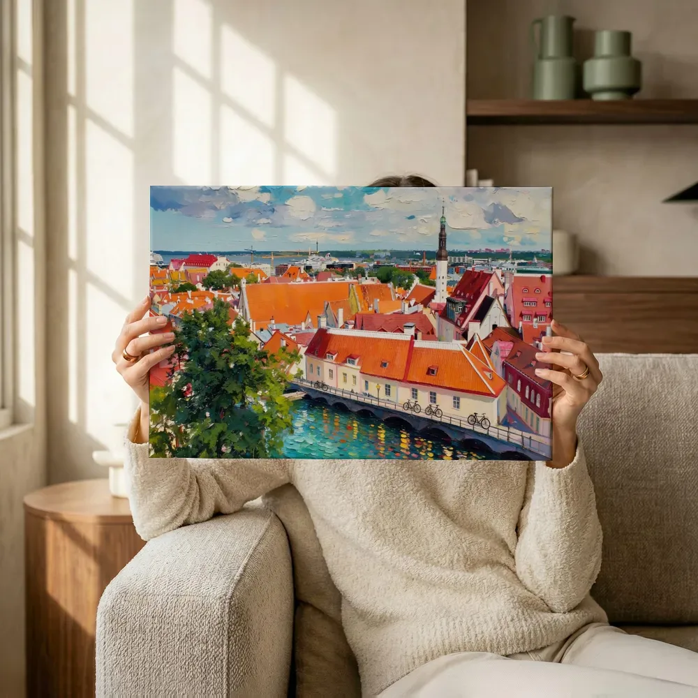 Sfeerimpressie: Groningen, Martinitoren in kleurrijk modern terwijl het omhoog wordt gehouden