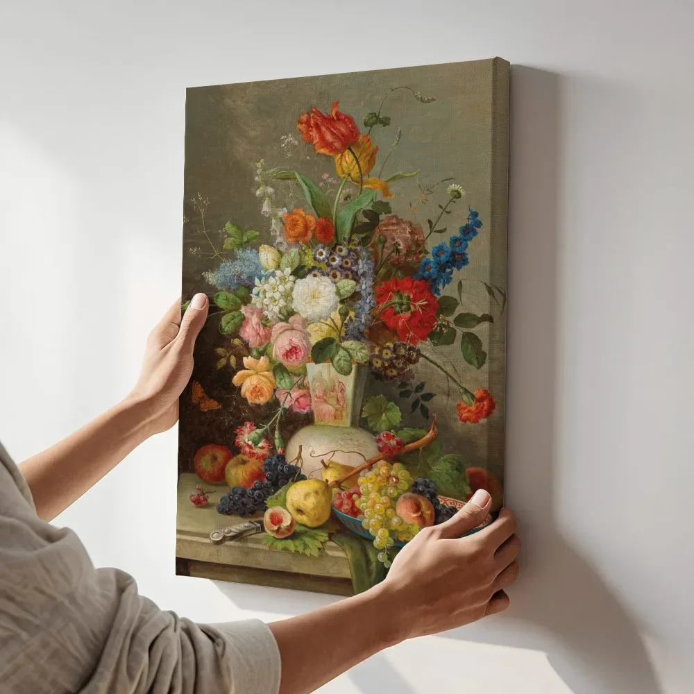 Sfeerimpressie: Groot bloemstuk met fruit op een stenen plaat van Franz Hohenberger terwijl het aan de muur wordt gehangen