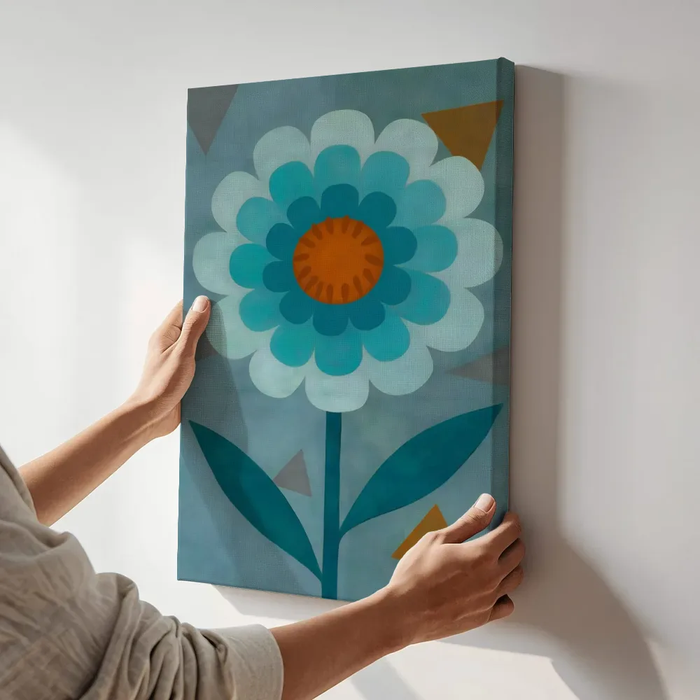 Sfeerimpressie: Grote bloem van dichtbij in aqua en warm grijs terwijl het aan de muur wordt gehangen