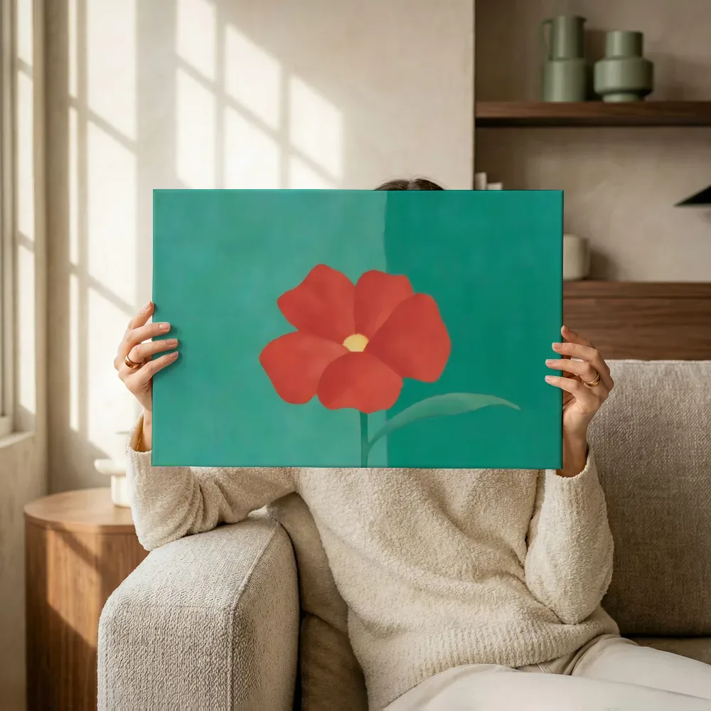 Sfeerimpressie: Grote bloem van dichtbij in koraalrood en zeegroen terwijl het omhoog wordt gehouden