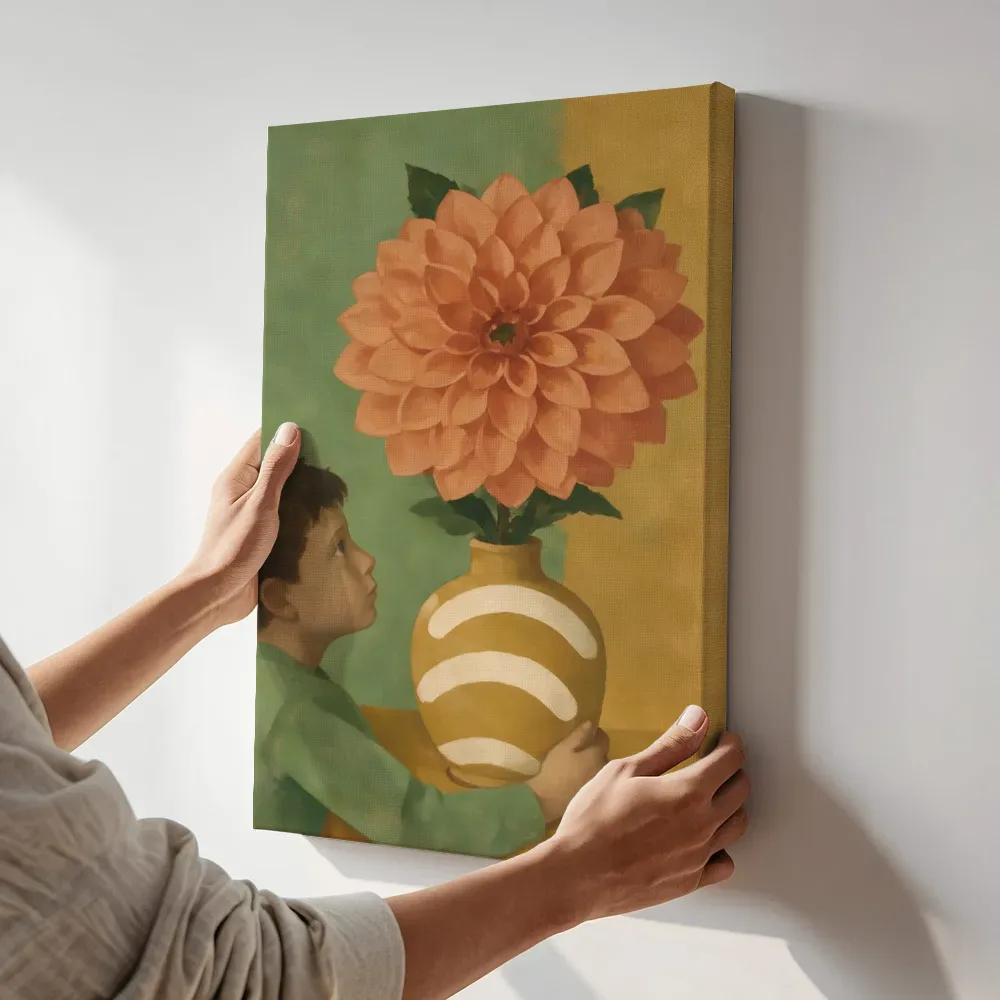 Sfeerimpressie: Grote bloem van dichtbij in salie en oker terwijl het aan de muur wordt gehangen