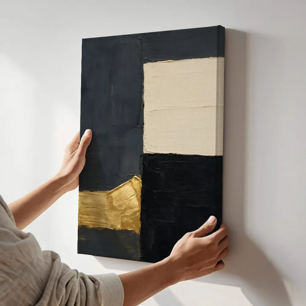 Sfeerimpressie: Grote blokken paletmes, grafiet en goud terwijl het aan de muur wordt gehangen