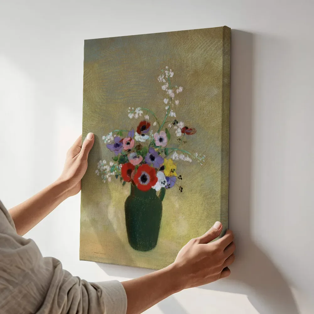 Sfeerimpressie: Grote groene vaas met gemengde bloemen van Odilon Redon terwijl het aan de muur wordt gehangen
