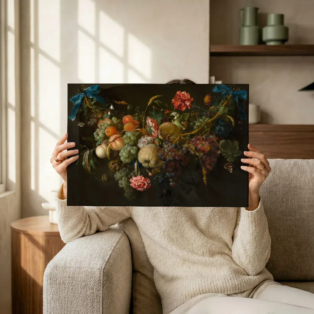 Sfeerimpressie: Guirlande met vruchten van Jan Davidsz. de Heem terwijl het omhoog wordt gehouden