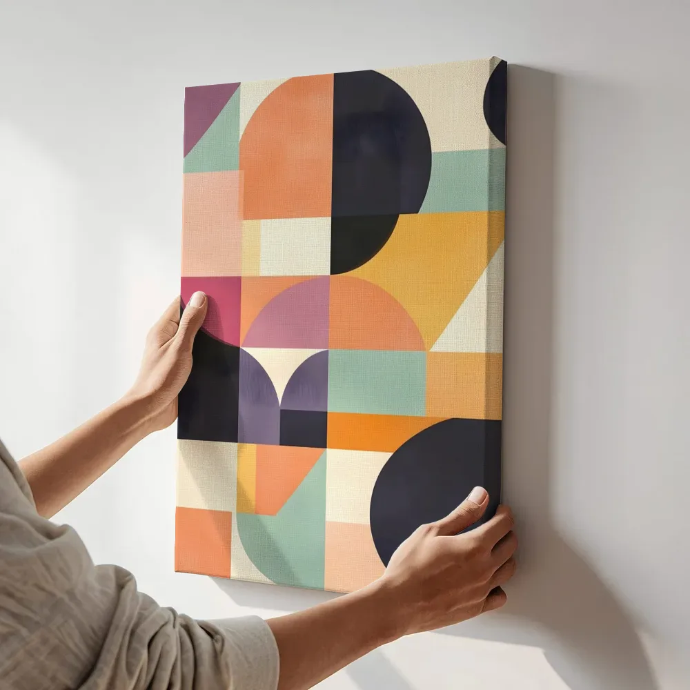 Sfeerimpressie: Halve cirkels in perzik, teal en oranje terwijl het aan de muur wordt gehangen