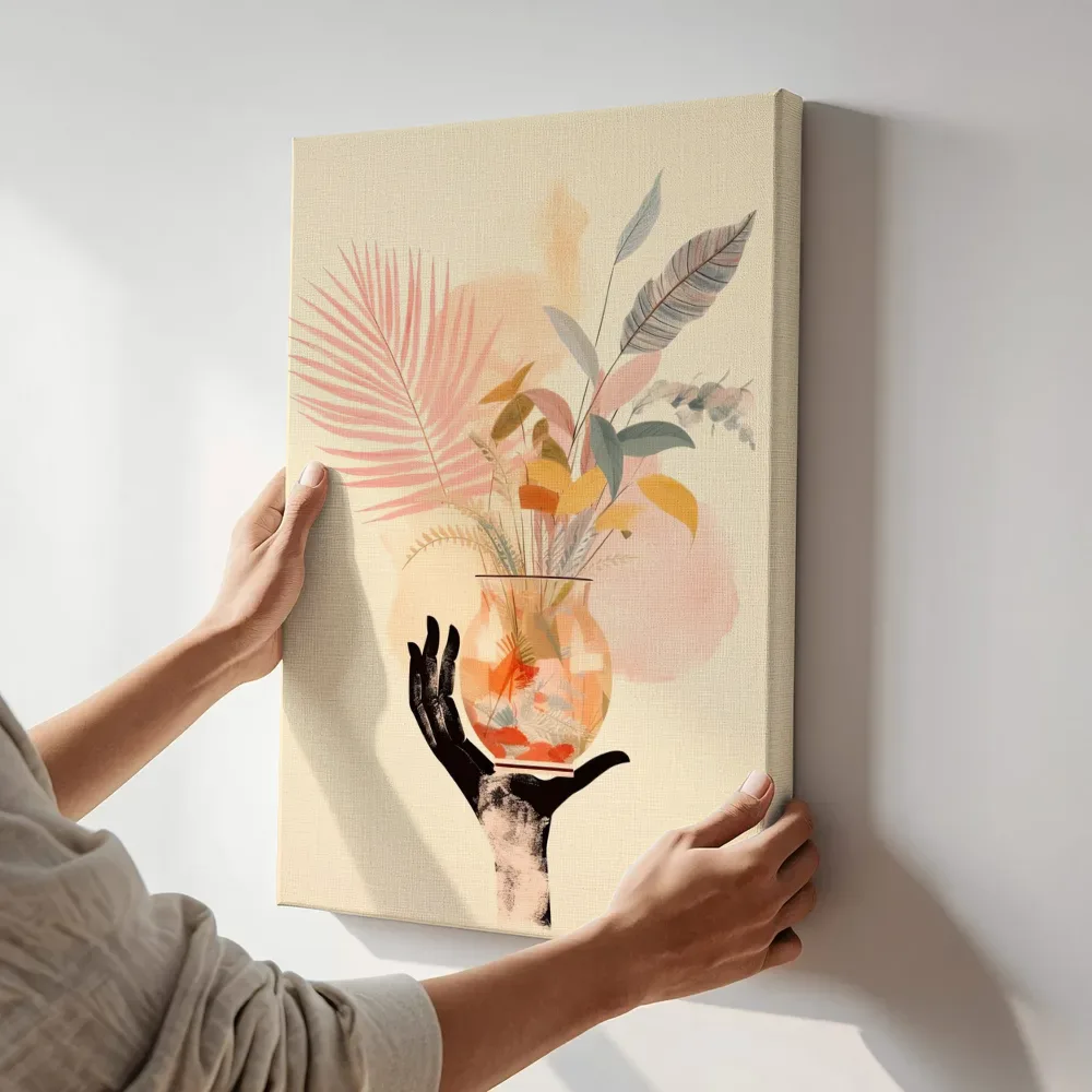 Sfeerimpressie: Hand met glazen vaas vol tropisch blad en vissen terwijl het aan de muur wordt gehangen