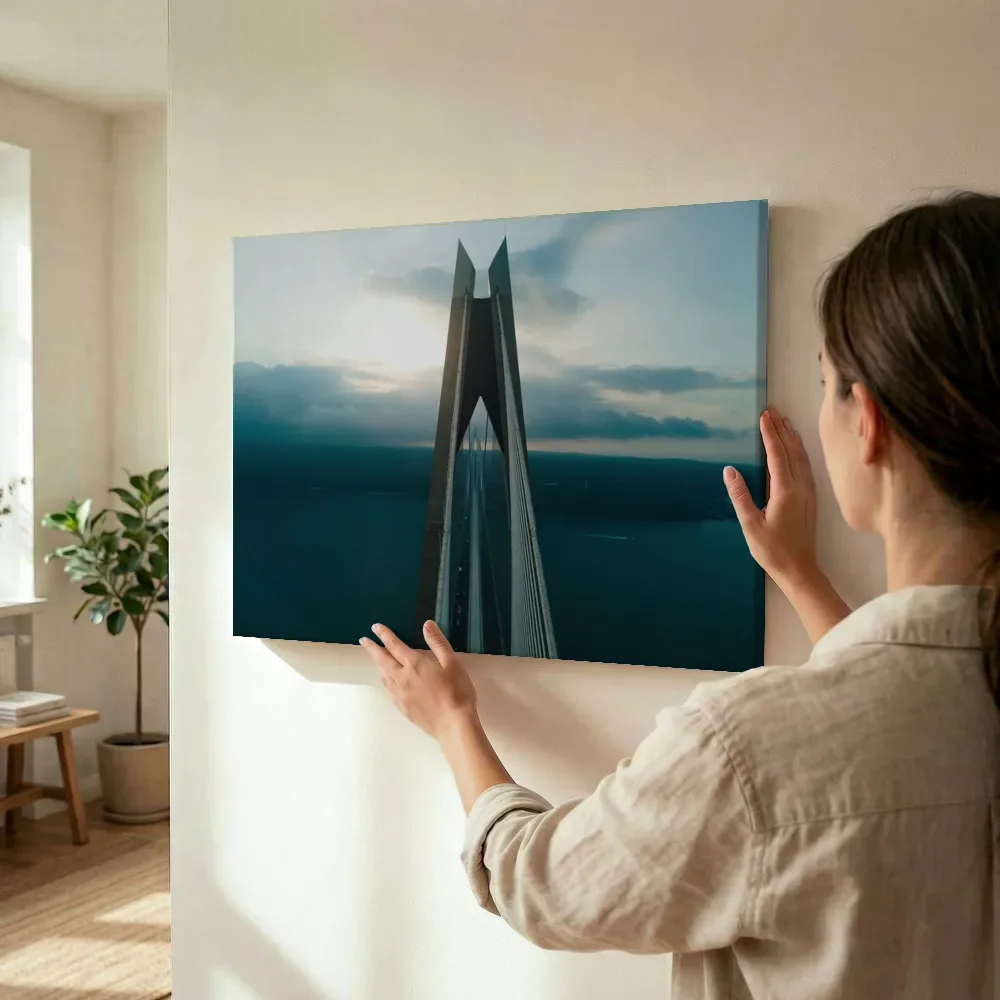 Sfeerimpressie: Adembenemende hangbrug boven het water terwijl het wordt opgehangen