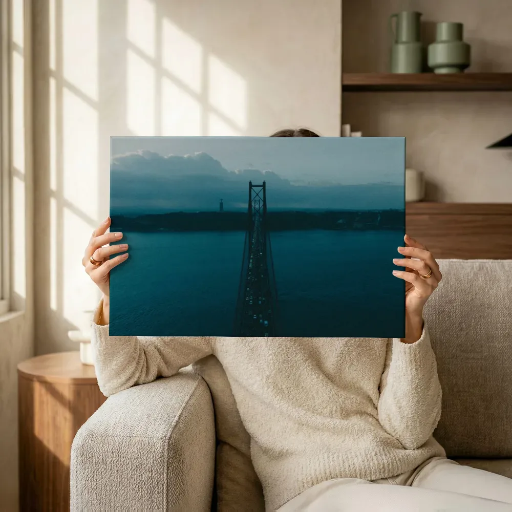 Sfeerimpressie: Hangbrug over de rivier in de schemering terwijl het omhoog wordt gehouden