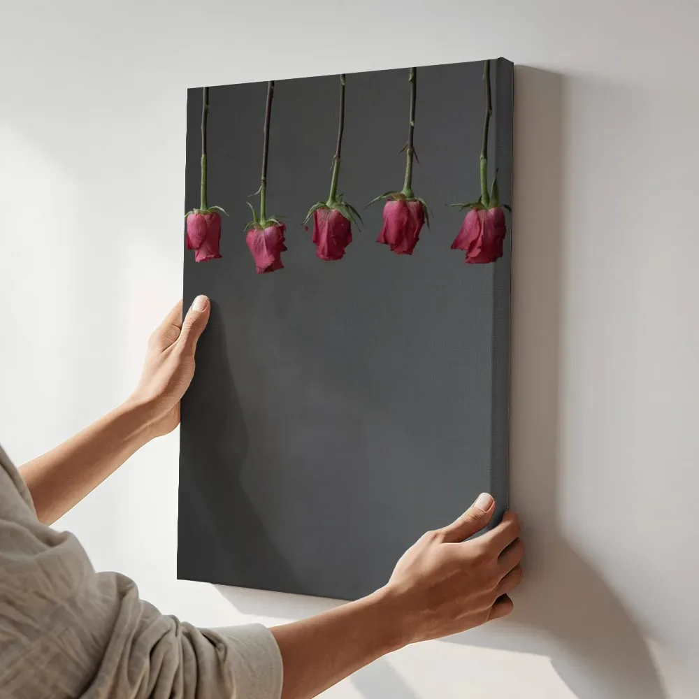 Sfeerimpressie: Hangende rozen in rij terwijl het aan de muur wordt gehangen