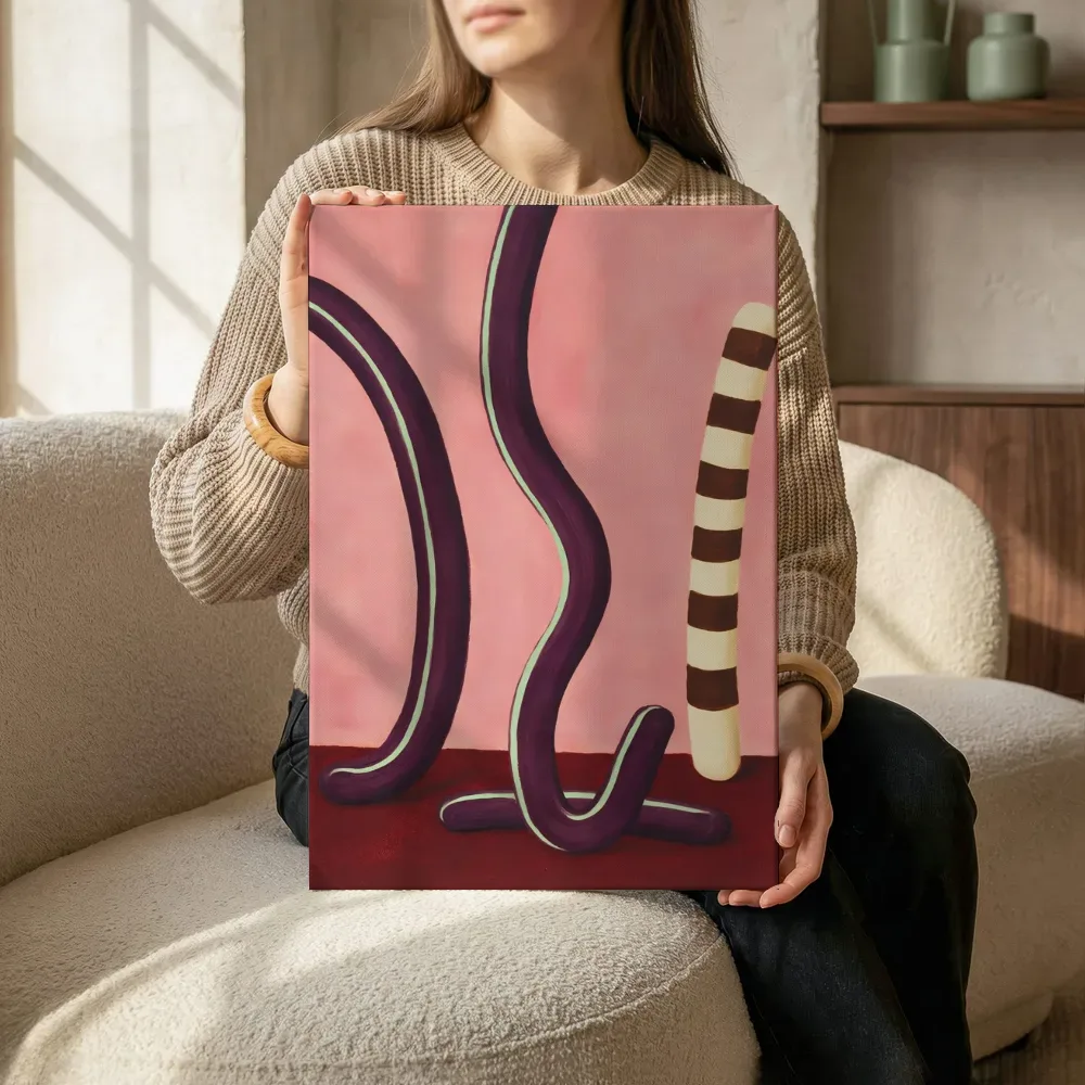 Sfeerimpressie: Hangende sliert in aubergine en mint terwijl het zittend wordt getoond