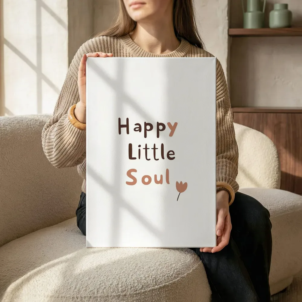Sfeerimpressie: Happy little soul tekst schilderij terwijl het zittend wordt getoond