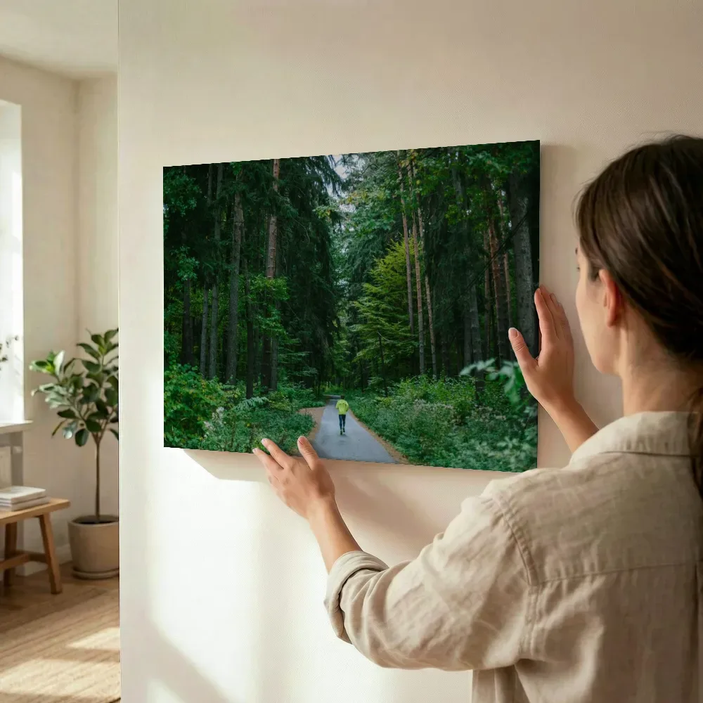 Sfeerimpressie: Hardloper op een pad door het bos terwijl het wordt opgehangen