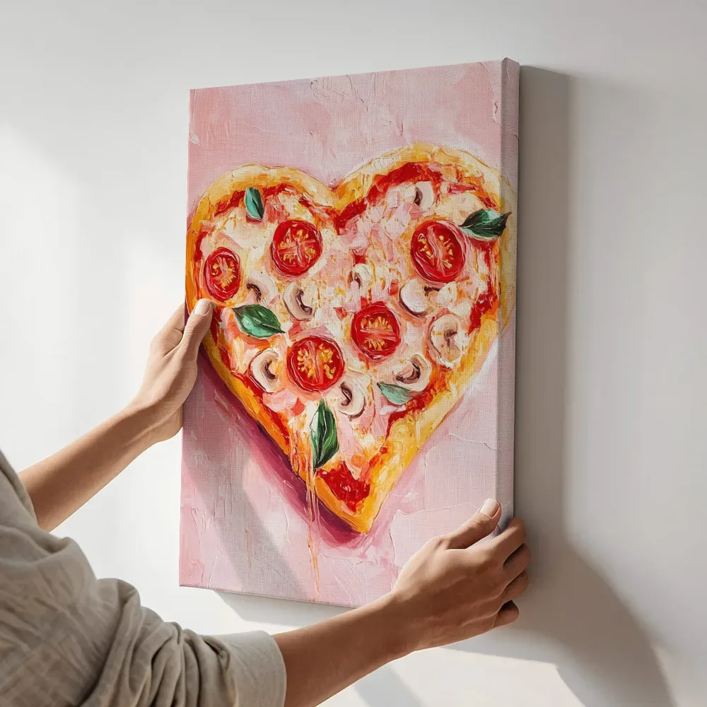 Sfeerimpressie: Hartvormige pizza met basilicum terwijl het aan de muur wordt gehangen
