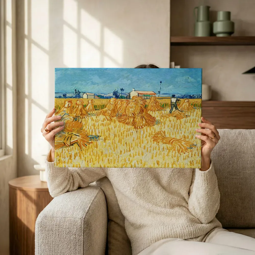 Sfeerimpressie: Harvest in Provence van Vincent van Gogh terwijl het omhoog wordt gehouden