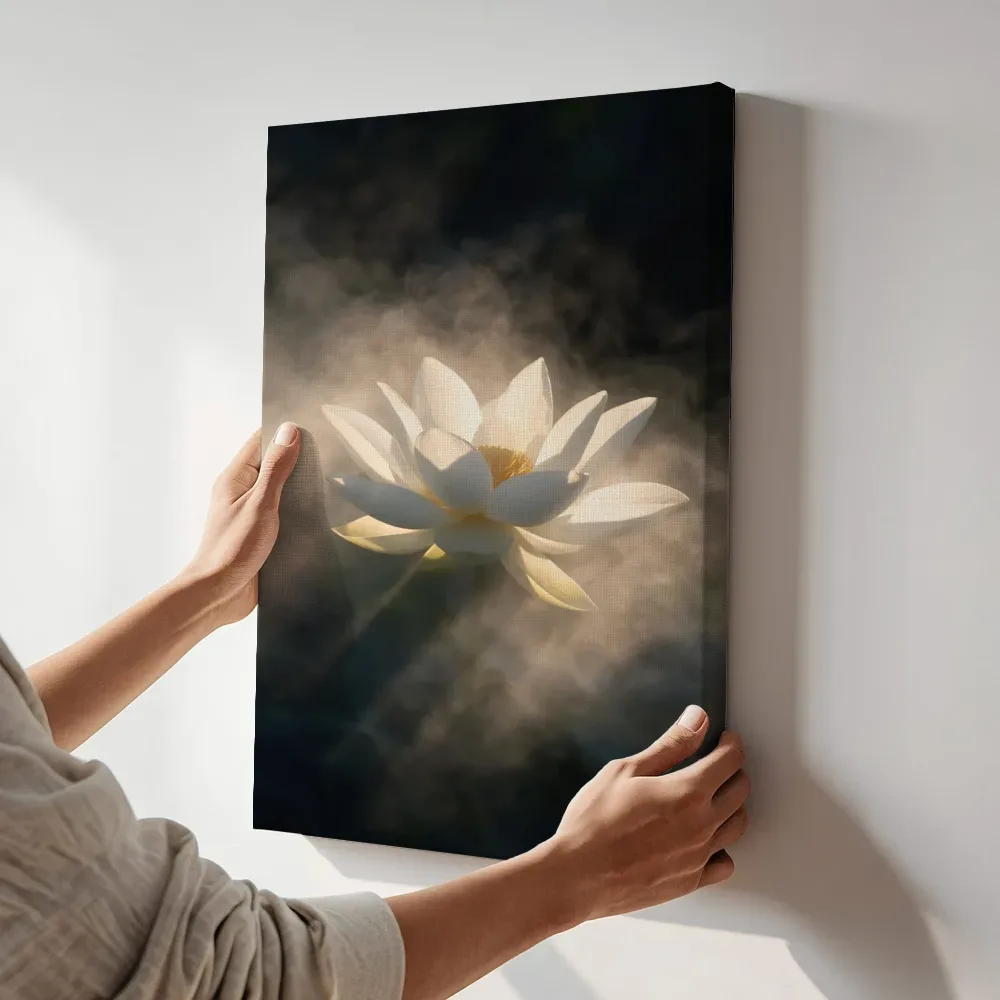 Sfeerimpressie: Heilige Lotus in de ochtendmist terwijl het aan de muur wordt gehangen