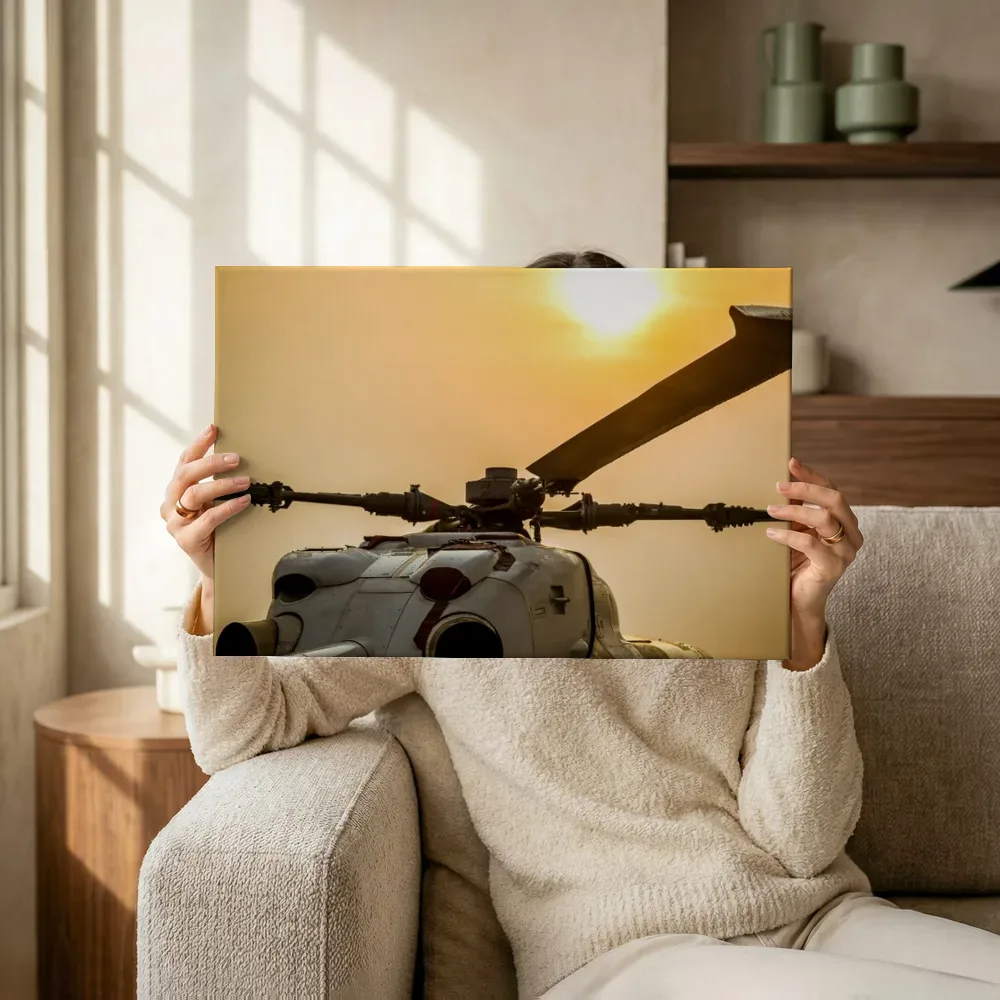 Sfeerimpressie: Helikopter tegen ondergaande zon terwijl het omhoog wordt gehouden
