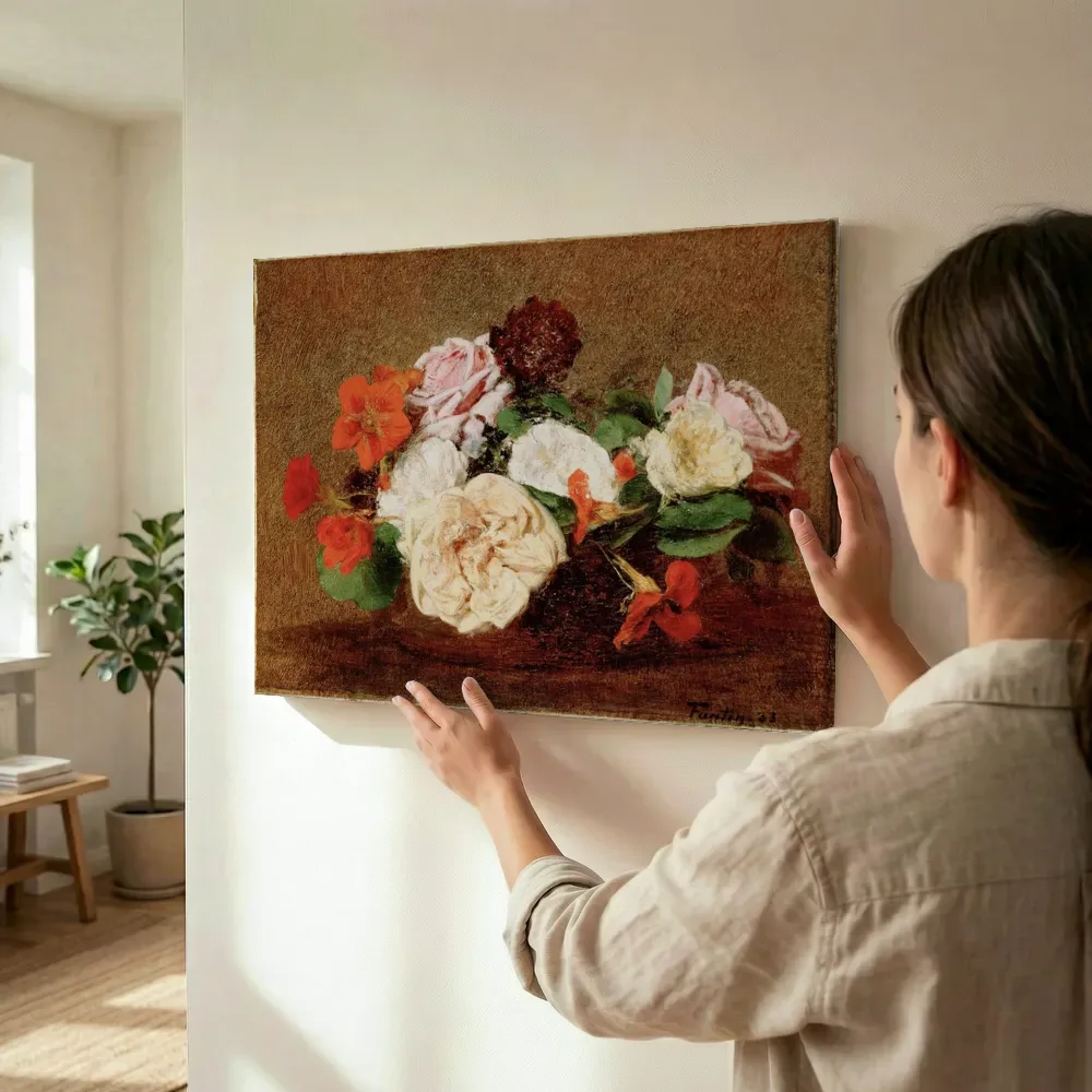 Sfeerimpressie: Rozen en Oost-Indische kers in een vaas van Henri Fantin-Latour terwijl het wordt opgehangen