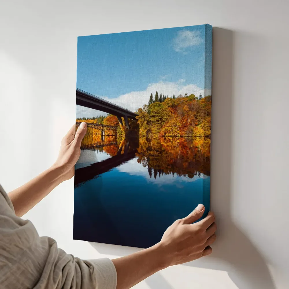 Sfeerimpressie: Herfstbrug met spiegelend water terwijl het aan de muur wordt gehangen