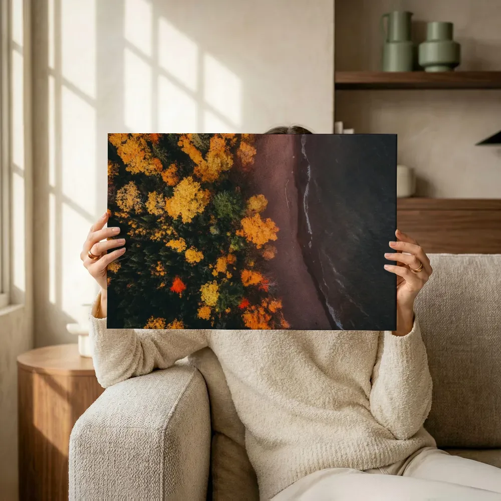 Sfeerimpressie: Herfstkust van bovenaf terwijl het omhoog wordt gehouden