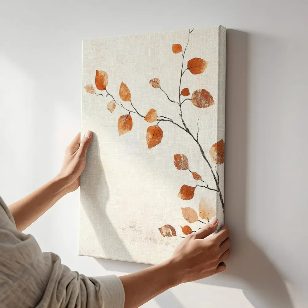 Sfeerimpressie: Herfsttak met bladeren terwijl het aan de muur wordt gehangen