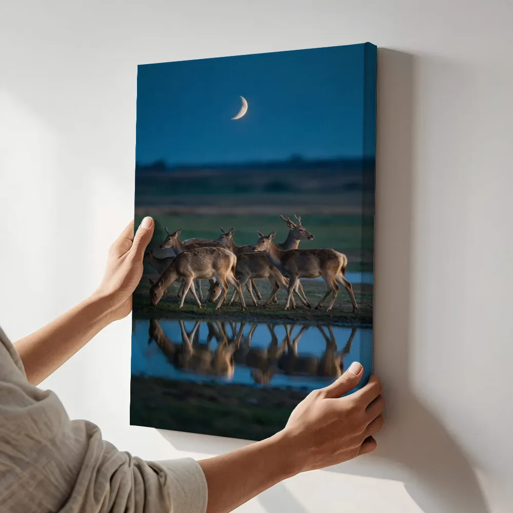 Sfeerimpressie: Hert in kudde, het blauwe uur met een maansikkel terwijl het aan de muur wordt gehangen