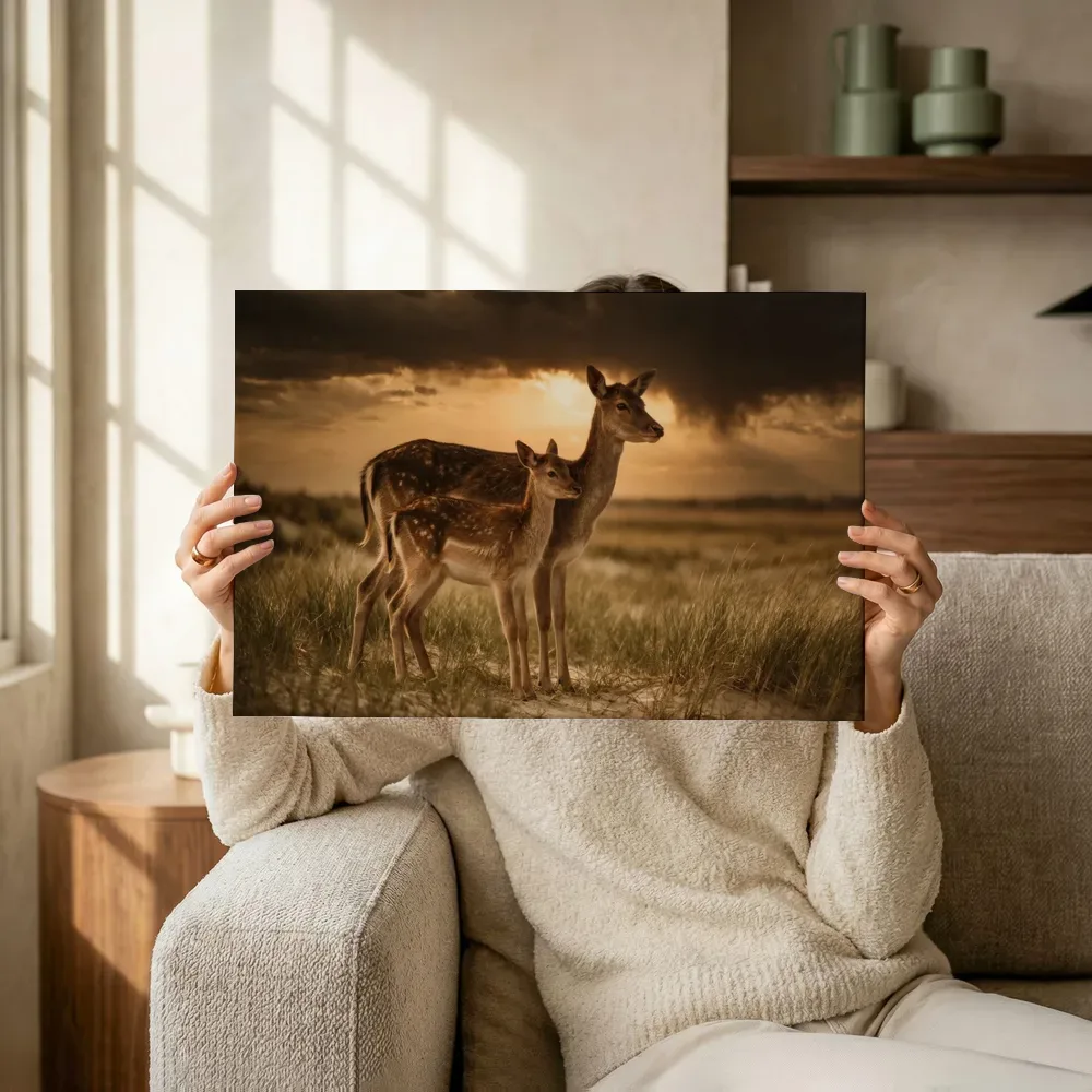 Sfeerimpressie: Hert met jong, een dreigende luchten met een sepia-gloed terwijl het omhoog wordt gehouden
