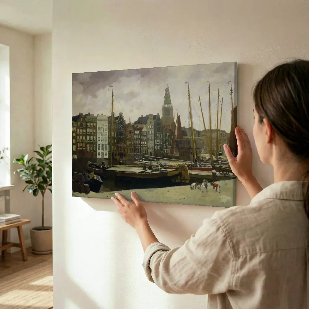 Sfeerimpressie: Het Damrak te Amsterdam terwijl het wordt opgehangen