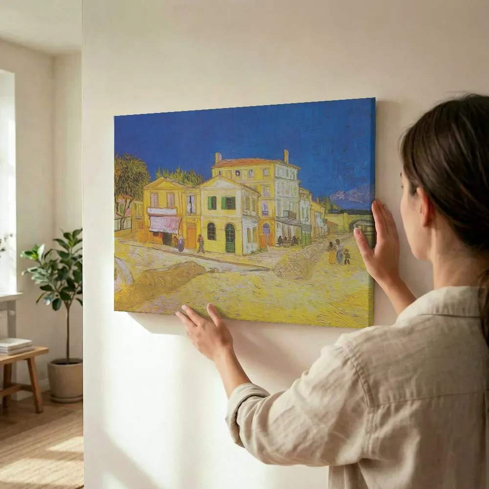 Sfeerimpressie: Het gele huis van Vincent van Gogh terwijl het wordt opgehangen