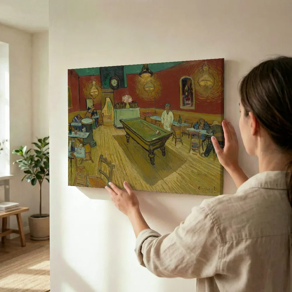 Sfeerimpressie: Het nachtcafé van Vincent van Gogh terwijl het wordt opgehangen