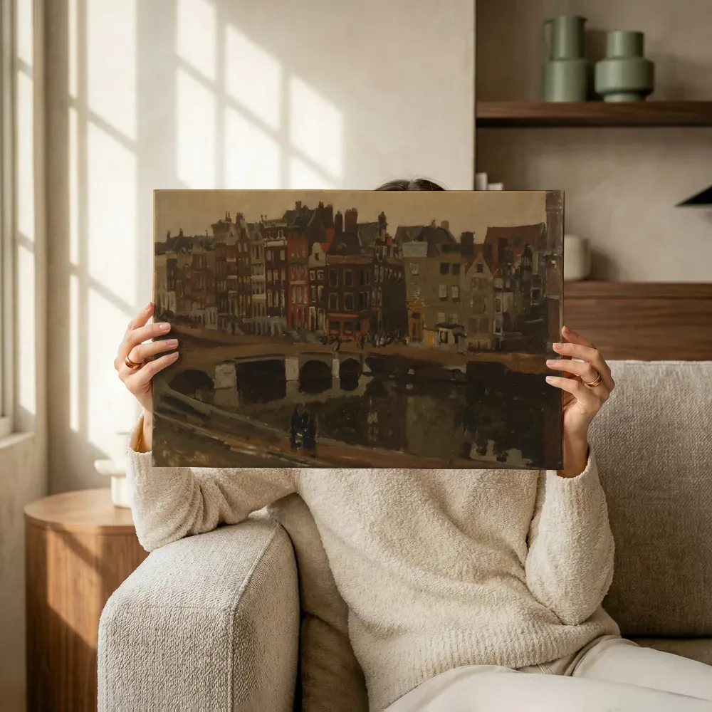 Sfeerimpressie: Het Rokin in Amsterdam van George Hendrik Breitner terwijl het omhoog wordt gehouden