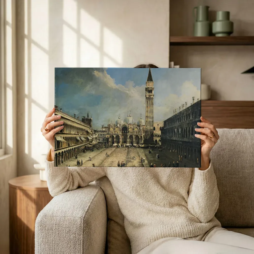 Sfeerimpressie: Het San Marcoplein in Venetië van Canaletto terwijl het omhoog wordt gehouden