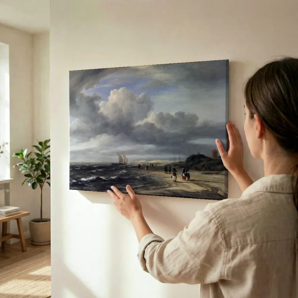 Sfeerimpressie: Het strand bij Egmond aan Zee van Jacob van Ruisdael terwijl het wordt opgehangen
