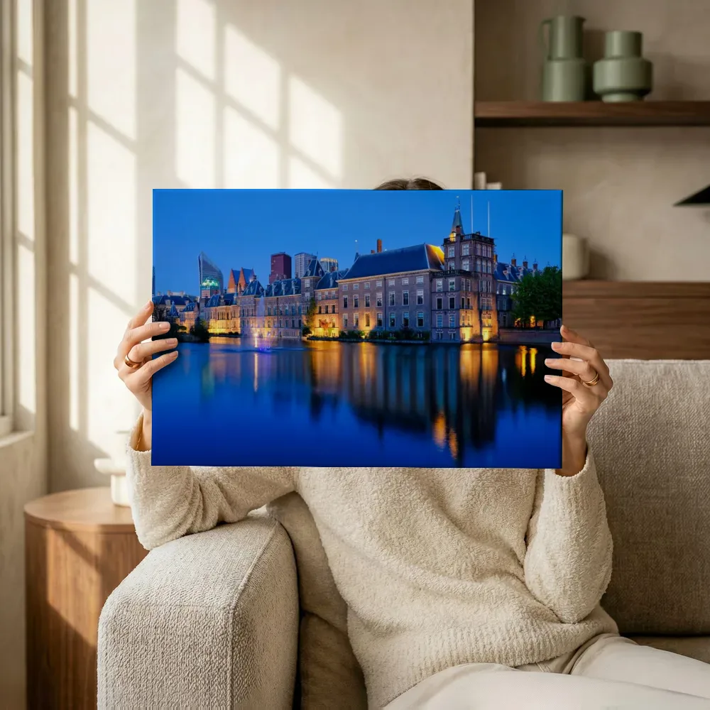 Sfeerimpressie: Historisch Binnenhof in het blauwe uur terwijl het omhoog wordt gehouden