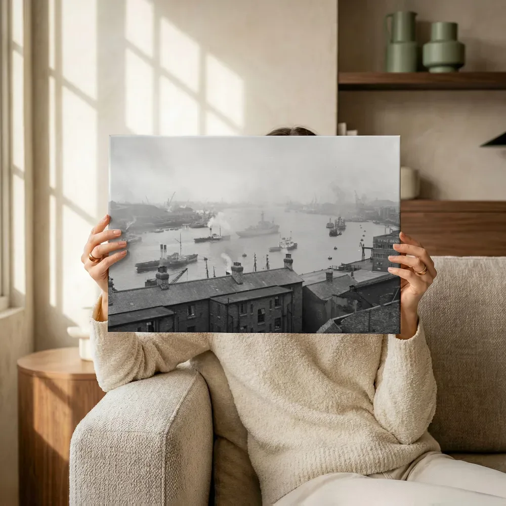 Sfeerimpressie: Historische havenstad in zwart-wit terwijl het omhoog wordt gehouden