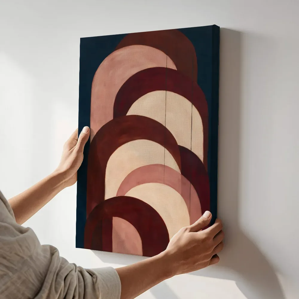 Sfeerimpressie: Hoge bogen Retro Shapes in bordeaux terwijl het aan de muur wordt gehangen