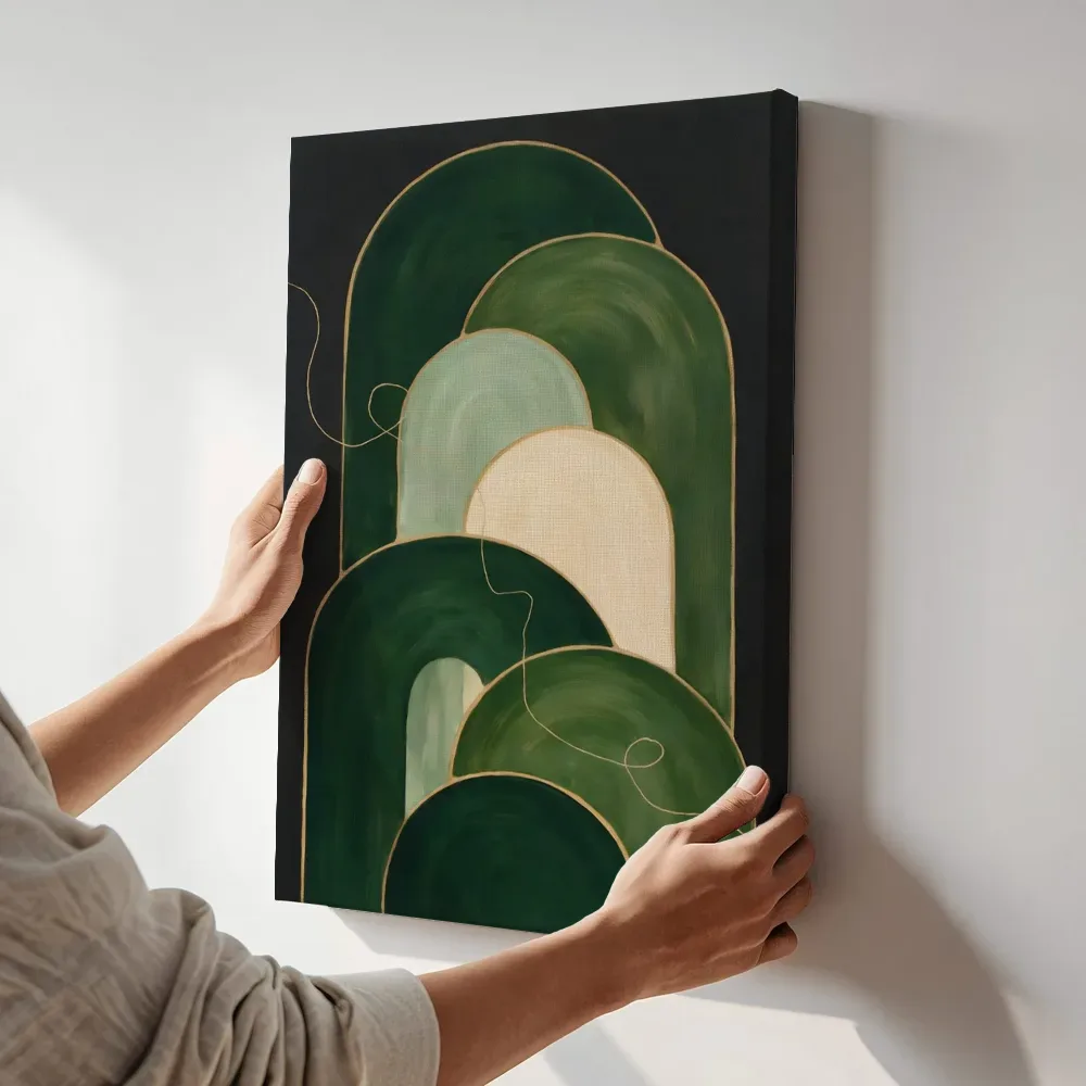 Sfeerimpressie: Hoge bogen Retro Shapes in bosgroen terwijl het aan de muur wordt gehangen