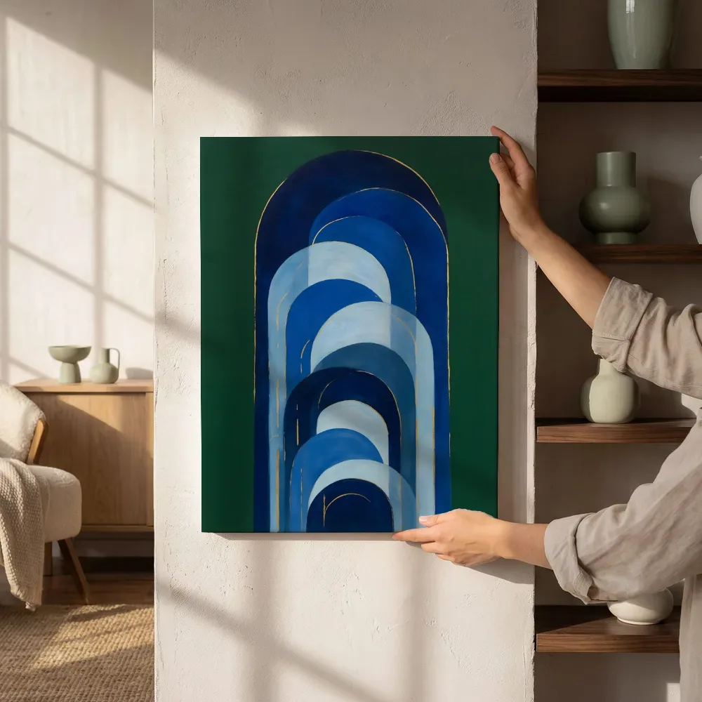 Sfeerimpressie: Hoge bogen Retro Shapes in middernachtindigo naast de kast