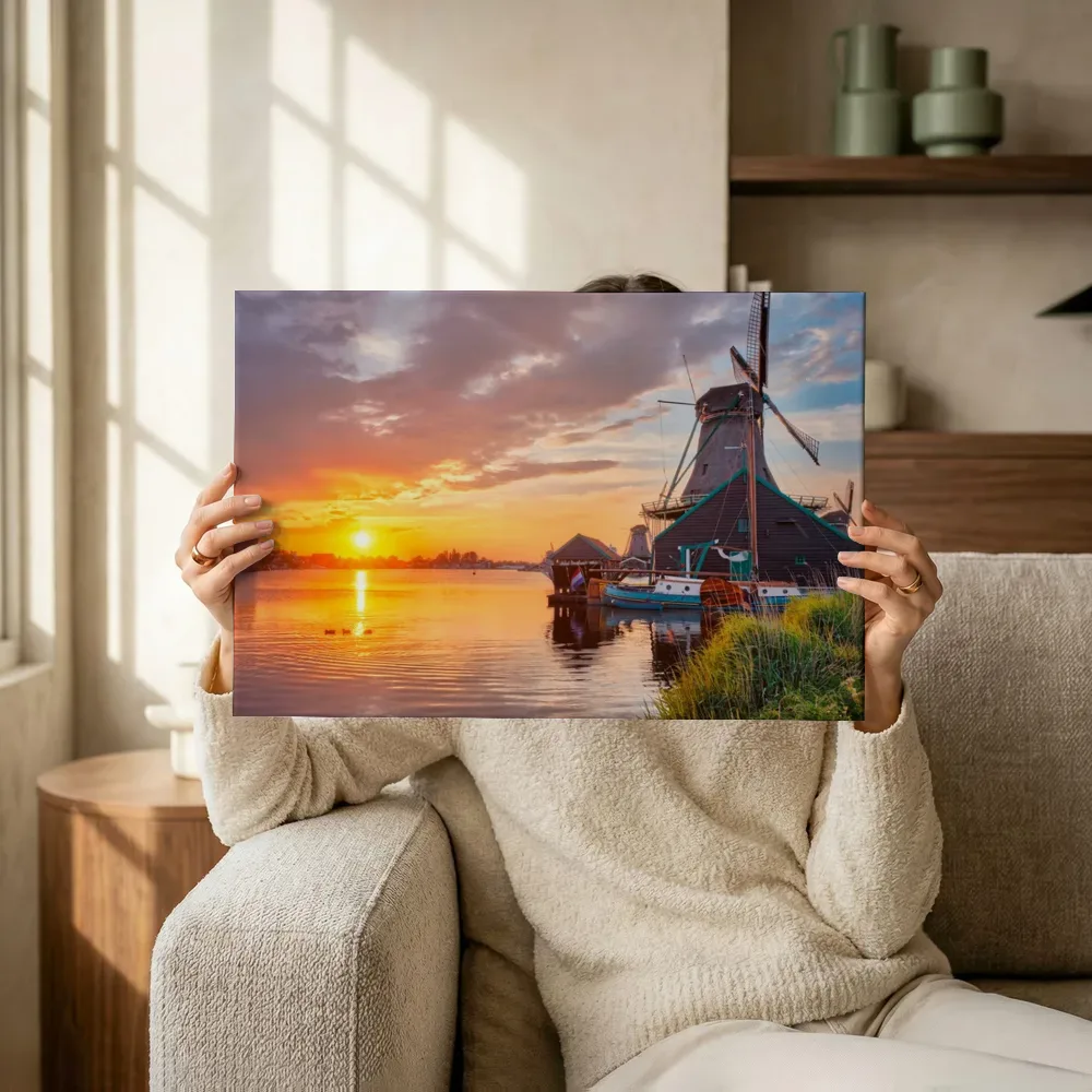 Sfeerimpressie: Hollandse molen bij zonsondergang aan het water terwijl het omhoog wordt gehouden