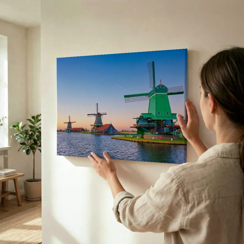 Sfeerimpressie: Hollandse molens bij zonsondergang terwijl het wordt opgehangen